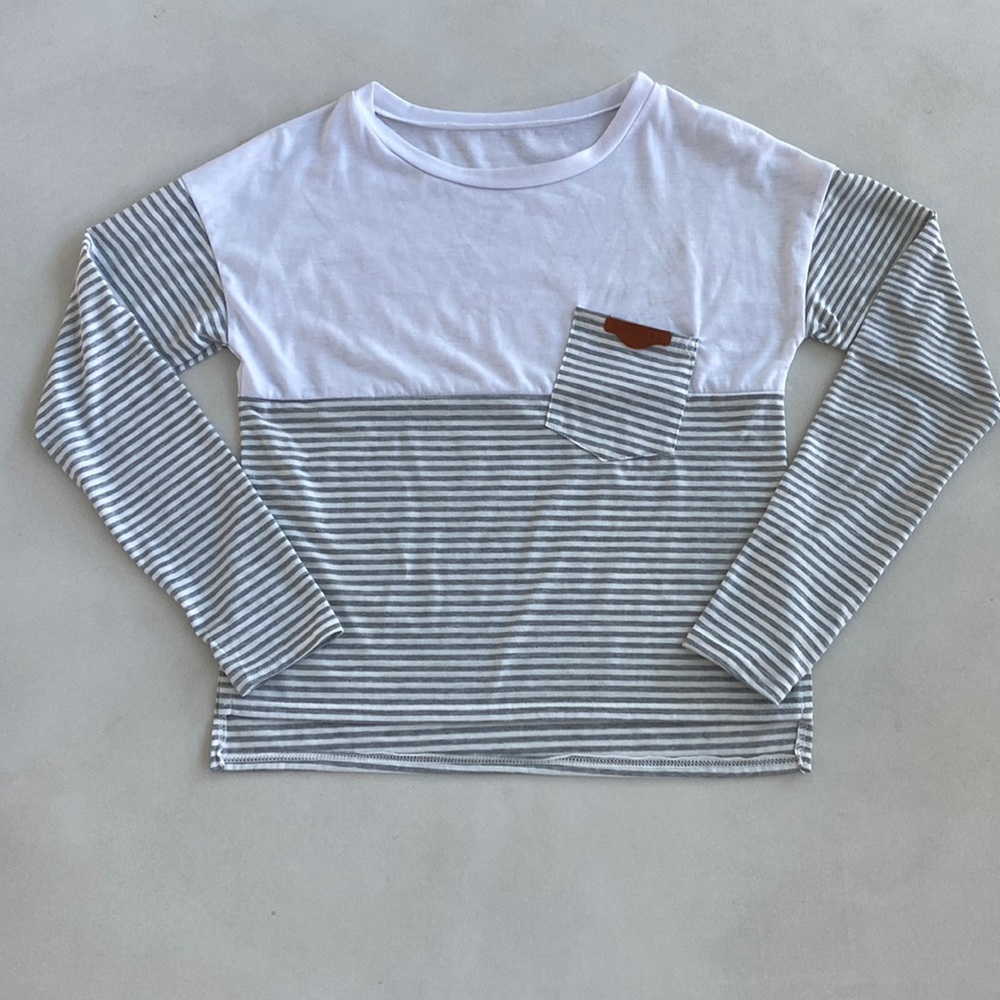Long sleeve top with small front packet